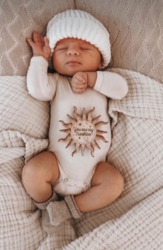 Bebé recostada en una cuna durmiendo
