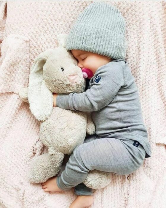 Bebé recostada en una cuna durmiendo