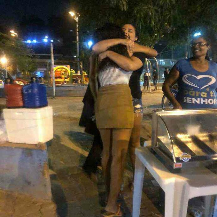 Hombre en redes sociales llorando porque su negocio no progresó