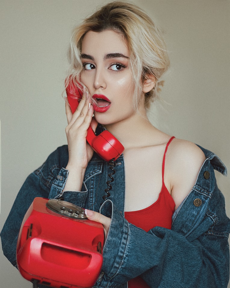 Chica con teléfono rojo; Los millenials no pueden hablar por teléfono
