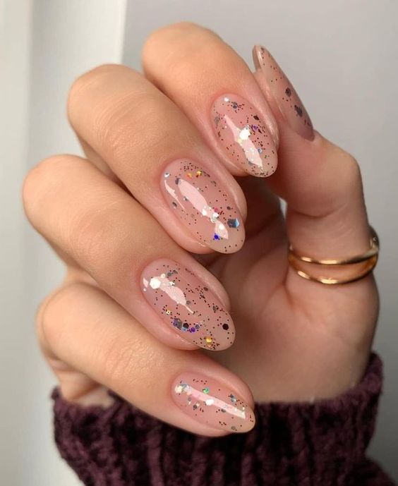 Manicura traslúcida con brillos ;15 Chicas que se atrevieron a hacer sus propias manicuras y salieron victoriosas
