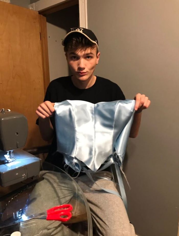 chico cosiendo; No podía comprar su vestido de graduación, así que su amigo cosió uno para ella