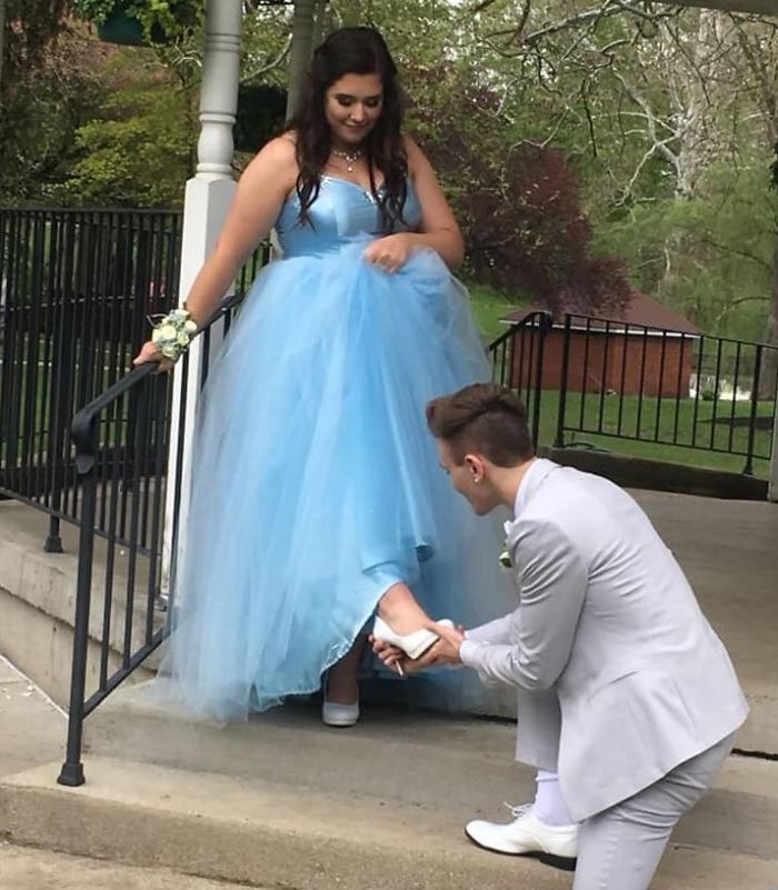 chico poniendo zapatilla; No podía comprar su vestido de graduación, así que su amigo cosió uno para ella