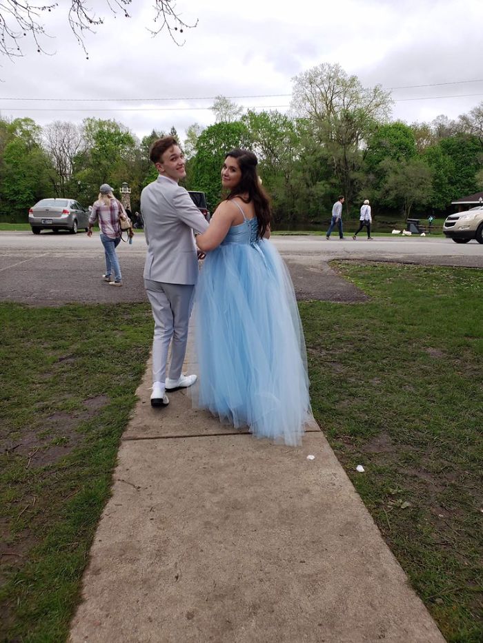 chicos caminando; No podía comprar su vestido de graduación, así que su amigo cosió uno para ella