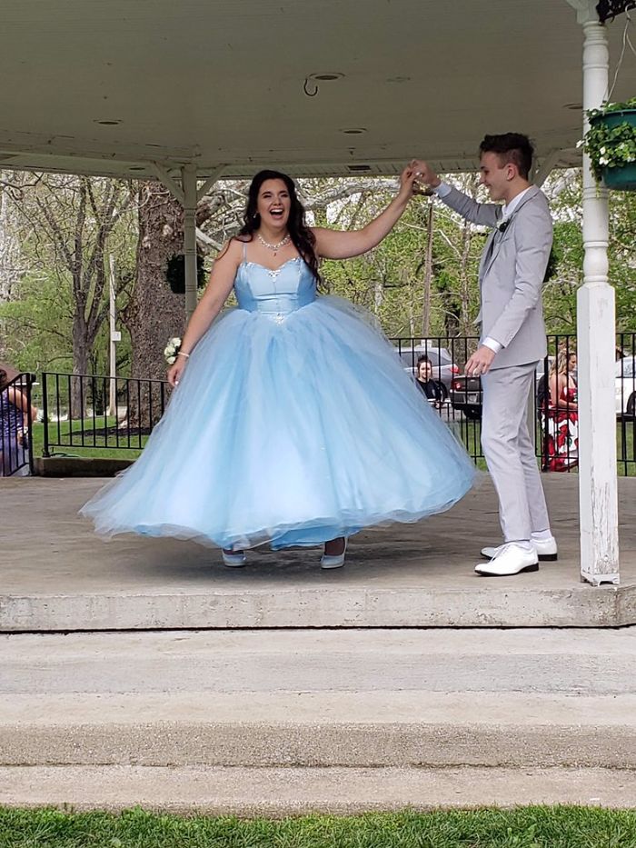 Chico bailando; No podía comprar su vestido de graduación, así que su amigo cosió uno para ella