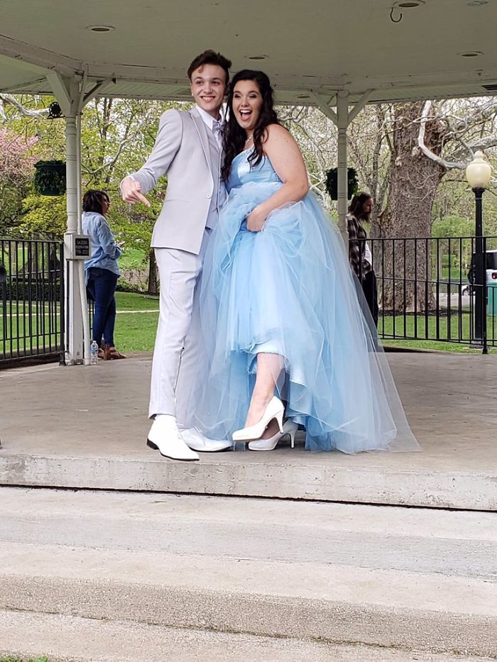 Chicos bailando; No podía comprar su vestido de graduación, así que su amigo cosió uno para ella