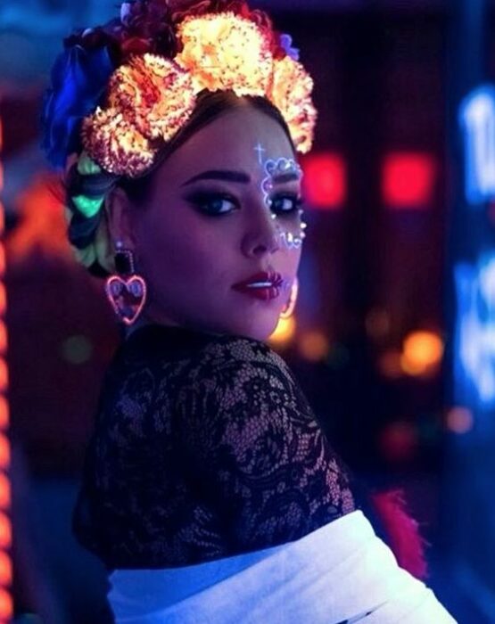 Chica con un disfraz inspirado en Frida Khalo