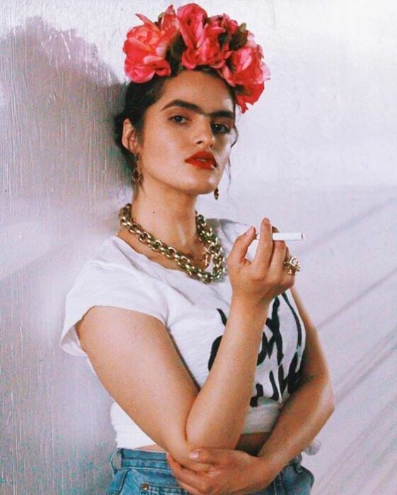 Chica con un disfraz inspirado en Frida Khalo