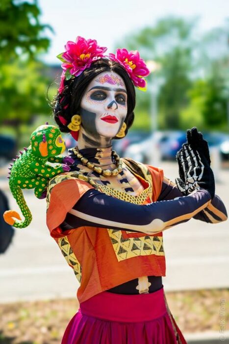 Chica con un disfraz inspirado en Frida Khalo