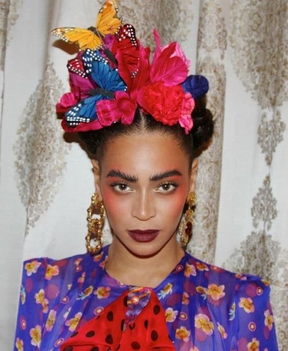 Chica con un disfraz inspirado en Frida Khalo