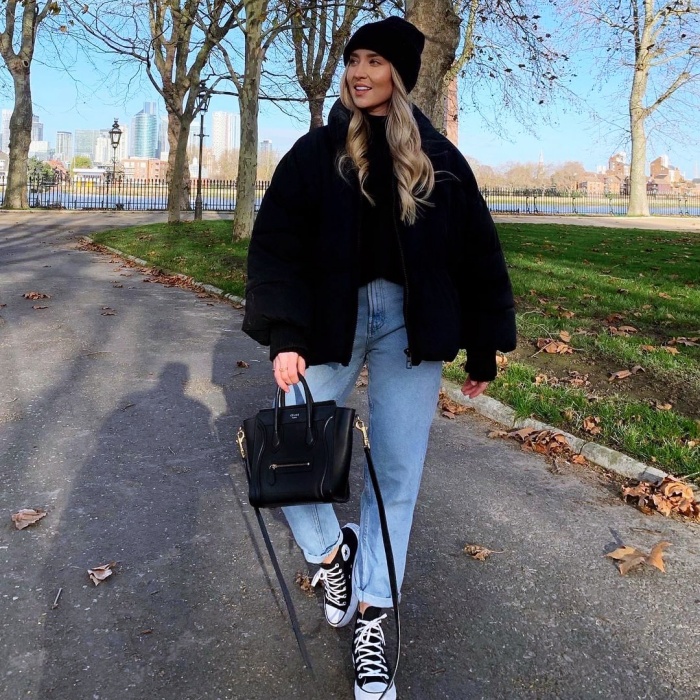 mujer con chaqueta acolchada
