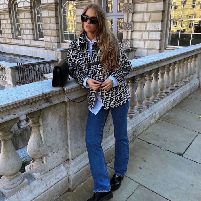 mujer con abrigo estampado