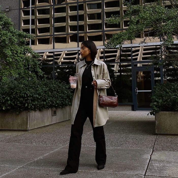 mujer con outfit de trabajo