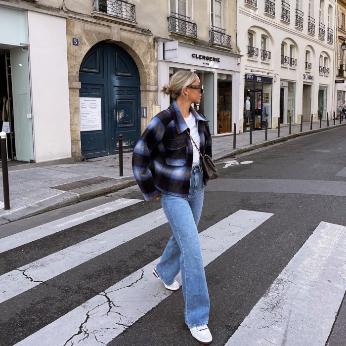 mujer en jeans ajustados