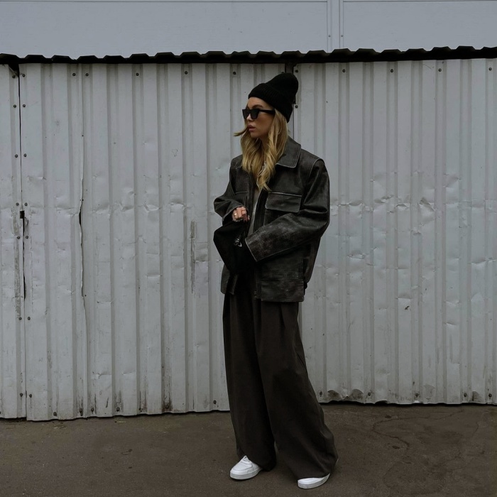mujer con gorro moderno