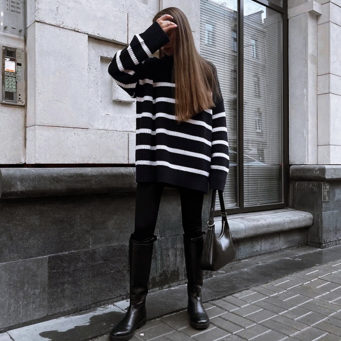 mujer con suéter oversize