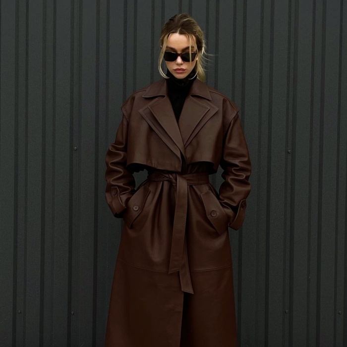 mujer con outfit elegante