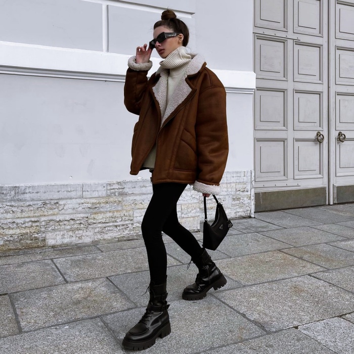 mujer con chaqueta de borreguito