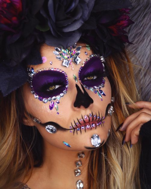 Catrina con ojos purpuras ;18 Maquillajes de catrina glam para brillar esta Noche de brujas