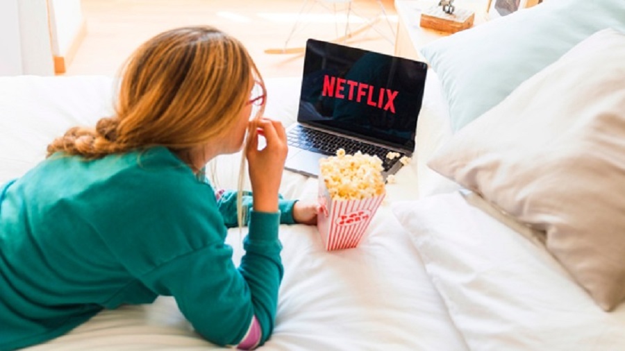 Chica viendo Netflix; Empresa paga por probar colchones mientras ves Netflix