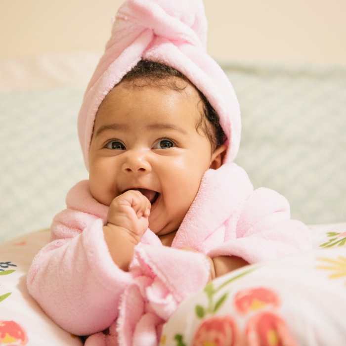 niña bebé adorable con cabello rubio, oscuro, castaño