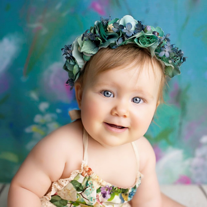 niña bebé adorable con cabello rubio, oscuro, castaño