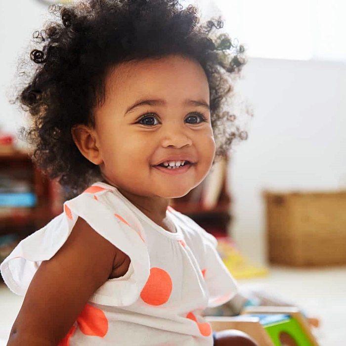 niña bebé adorable con cabello rubio, oscuro, castaño