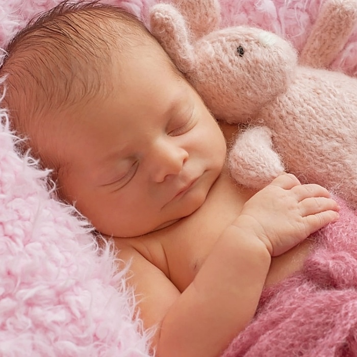 niña bebé adorable con cabello rubio, oscuro, castaño