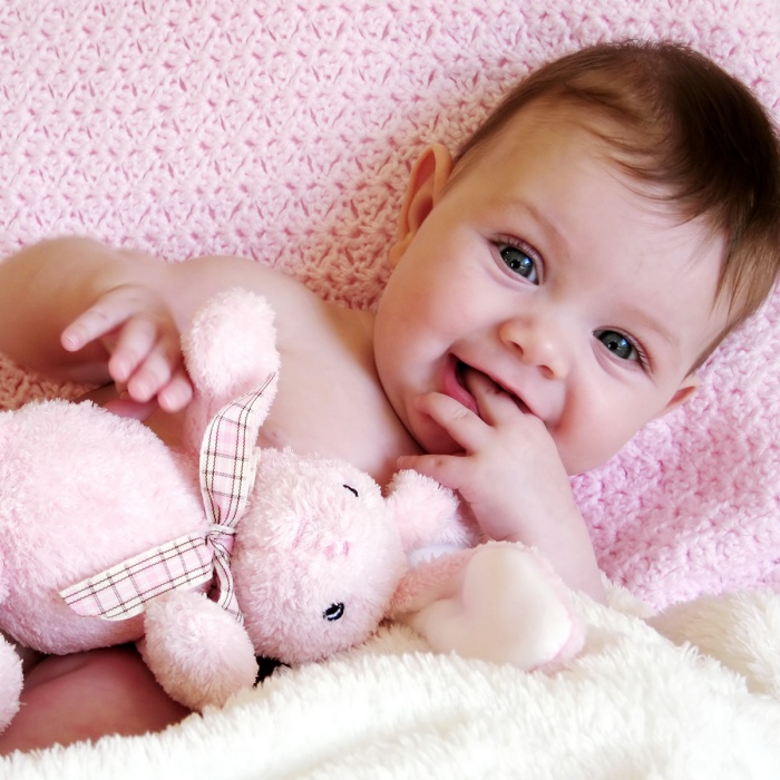 niña bebé adorable con cabello rubio, oscuro, castaño