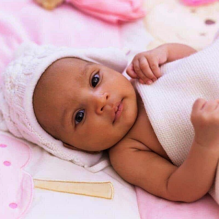 niña bebé adorable con cabello rubio, oscuro, castaño
