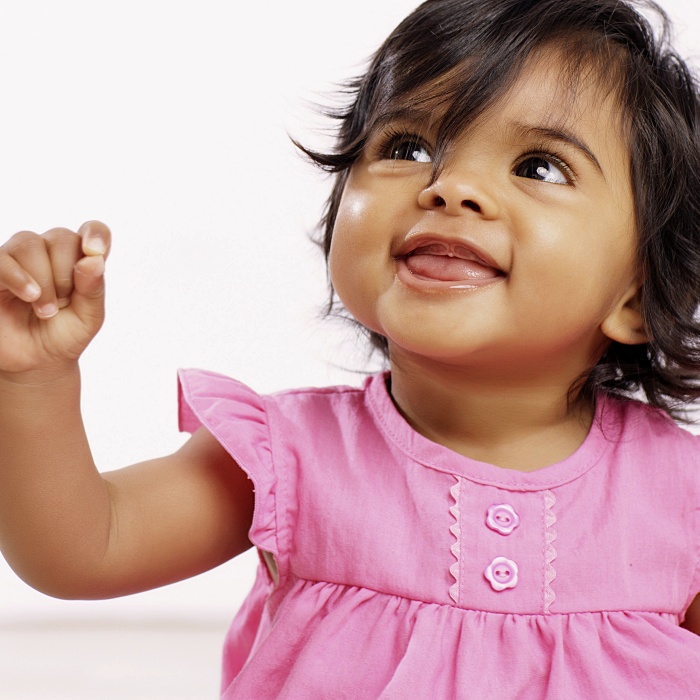 niña bebé adorable con cabello rubio, oscuro, castaño