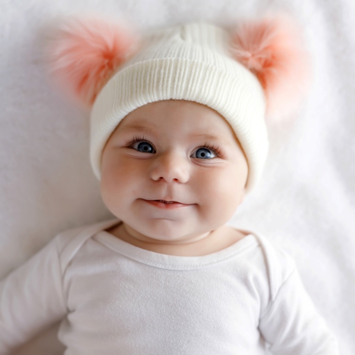 niña bebé adorable con cabello rubio, oscuro, castaño