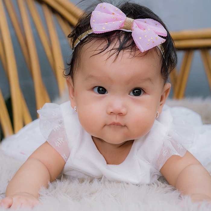 niña bebé adorable con cabello rubio, oscuro, castaño