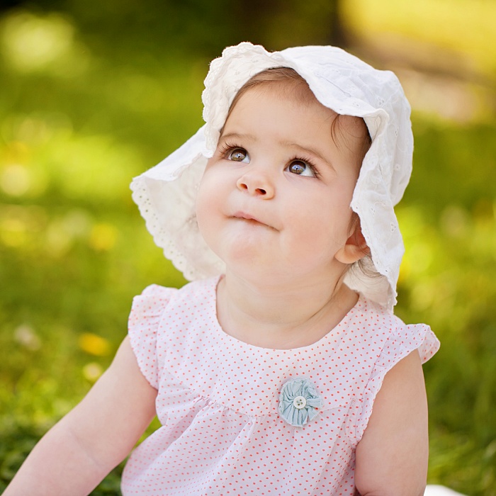 niña bebé adorable con cabello rubio, oscuro, castaño