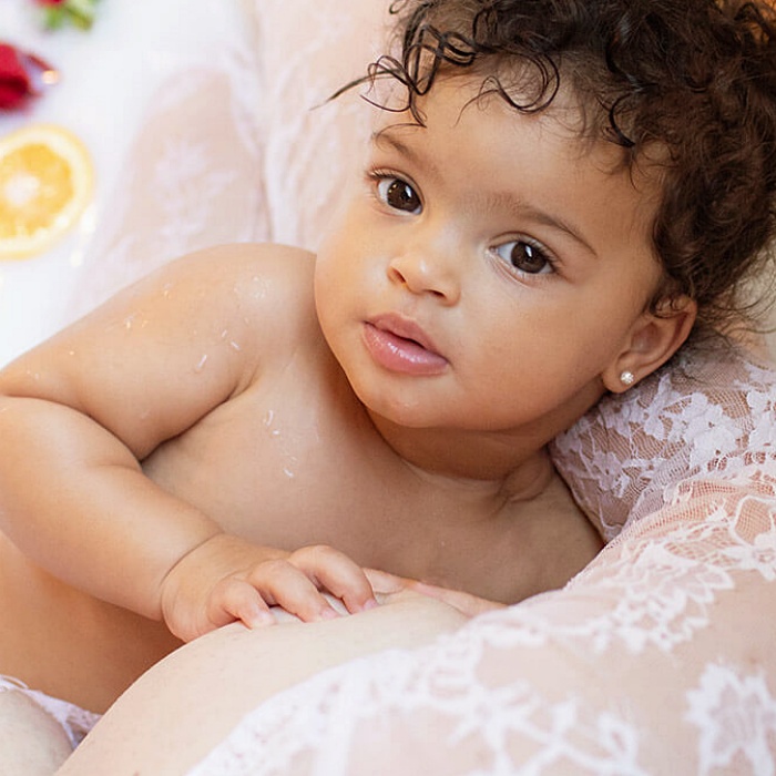 niña bebé adorable con cabello rubio, oscuro, castaño