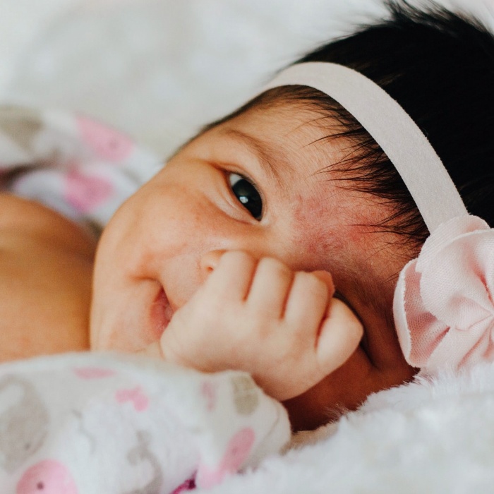 niña bebé adorable con cabello rubio, oscuro, castaño