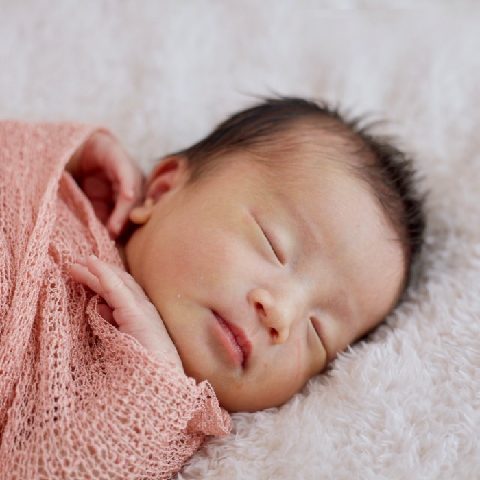 niña bebé adorable con cabello rubio, oscuro, castaño