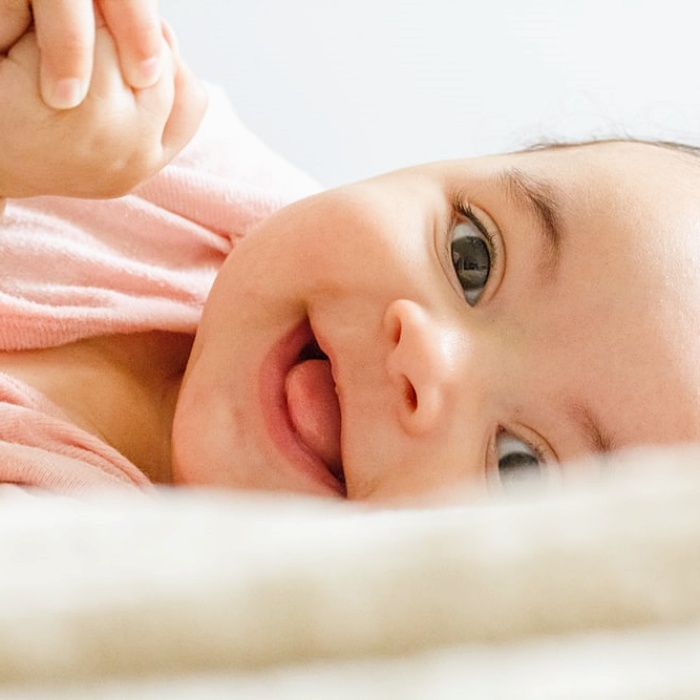 niña bebé adorable con cabello rubio, oscuro, castaño