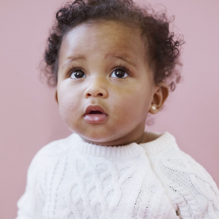 niña bebé adorable con cabello rubio, oscuro, castaño