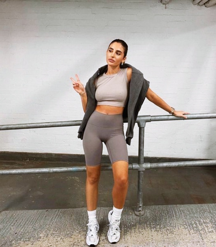 chica, chava con cabello largo, corto, recogido, castaño, rubio, oscuro, claro, con leggins, shorts de ciclismo, tenis, sudadera negra, blanca, amarilla, verde, neutral