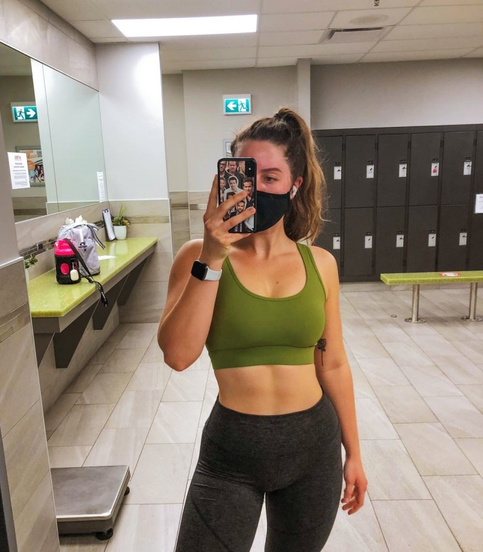 chica, chava con cabello largo, corto, recogido, castaño, rubio, oscuro, claro, con leggins, shorts de ciclismo, tenis, sudadera negra, blanca, amarilla, verde, neutral