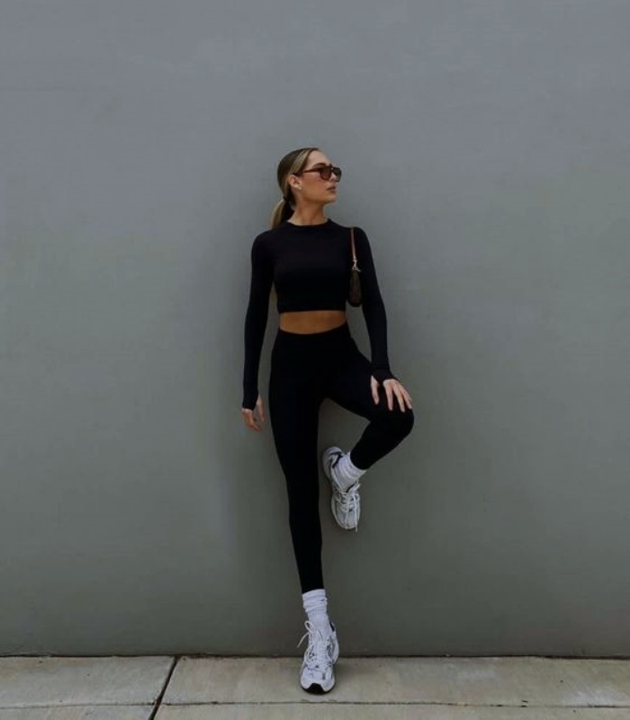 chica, chava con cabello largo, corto, recogido, castaño, rubio, oscuro, claro, con leggins, shorts de ciclismo, tenis, sudadera negra, blanca, amarilla, verde, neutral