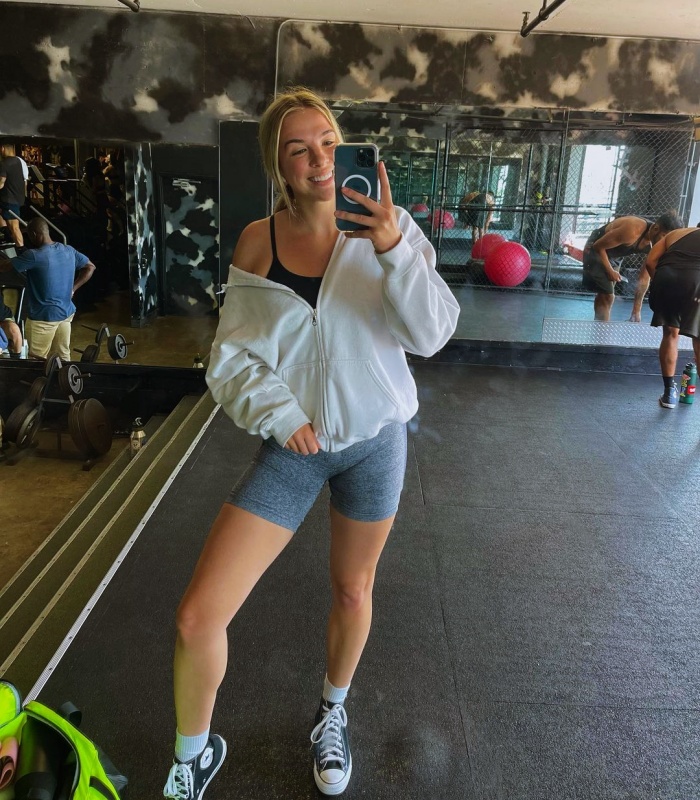chica, chava con cabello largo, corto, recogido, castaño, rubio, oscuro, claro, con leggins, shorts de ciclismo, tenis, sudadera negra, blanca, amarilla, verde, neutral