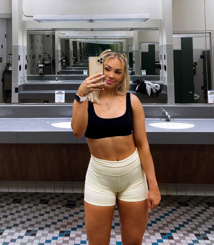 chica, chava con cabello largo, corto, recogido, castaño, rubio, oscuro, claro, con leggins, shorts de ciclismo, tenis, sudadera negra, blanca, amarilla, verde, neutral