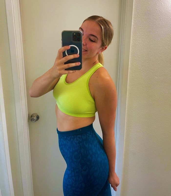 chica, chava con cabello largo, corto, recogido, castaño, rubio, oscuro, claro, con leggins, shorts de ciclismo, tenis, sudadera negra, blanca, amarilla, verde, neutral
