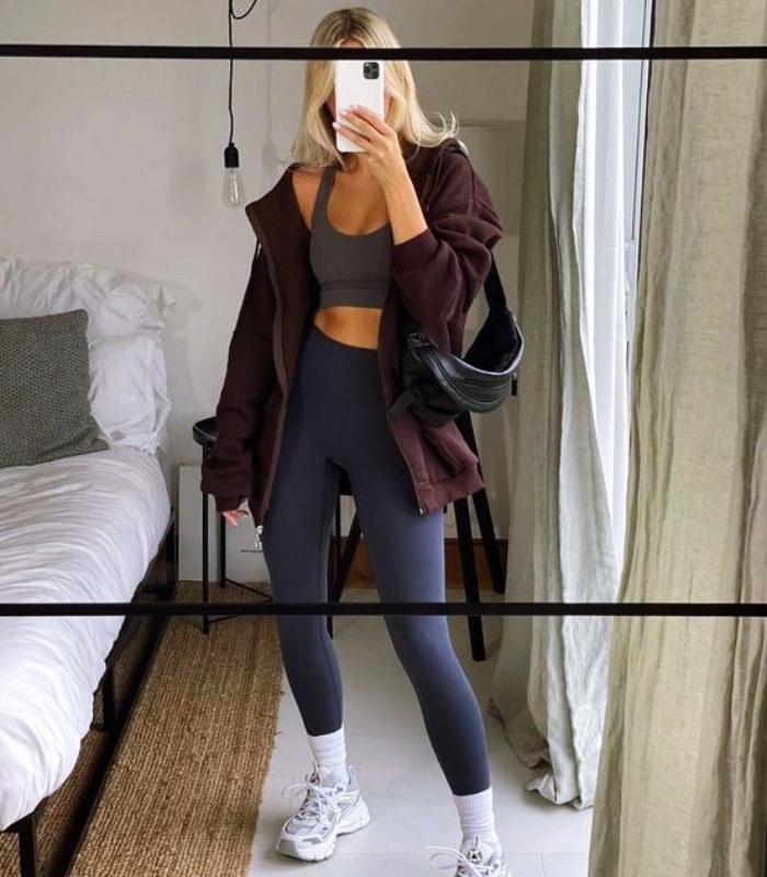 chica, chava con cabello largo, corto, recogido, castaño, rubio, oscuro, claro, con leggins, shorts de ciclismo, tenis, sudadera negra, blanca, amarilla, verde, neutral
