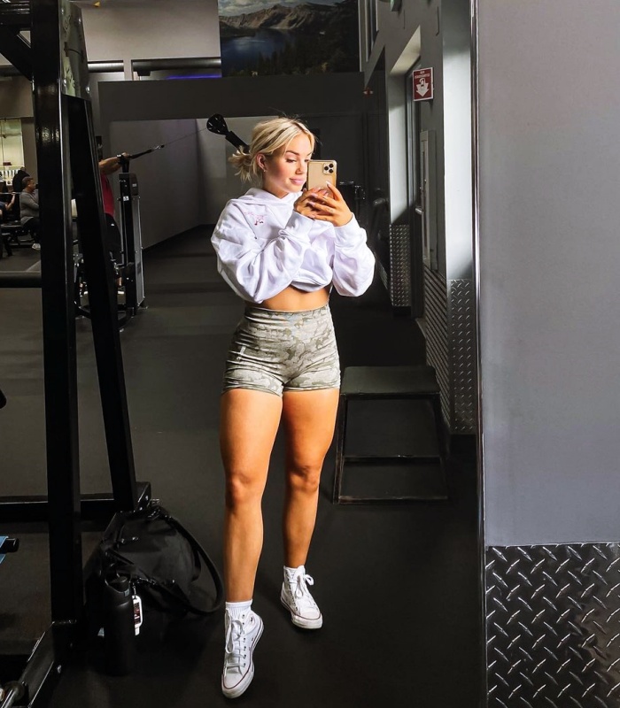 chica, chava con cabello largo, corto, recogido, castaño, rubio, oscuro, claro, con leggins, shorts de ciclismo, tenis, sudadera negra, blanca, amarilla, verde, neutral