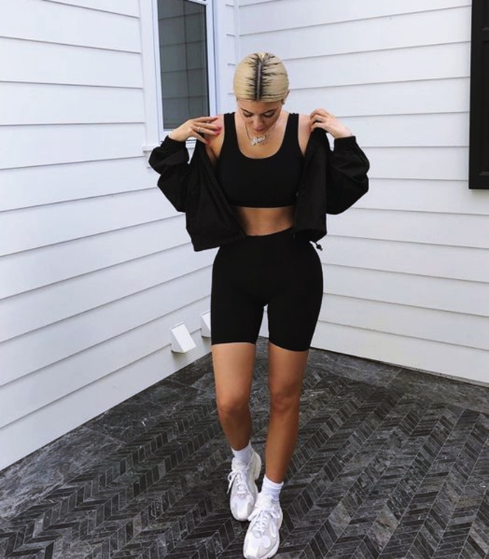chica, chava con cabello largo, corto, recogido, castaño, rubio, oscuro, claro, con leggins, shorts de ciclismo, tenis, sudadera negra, blanca, amarilla, verde, neutral