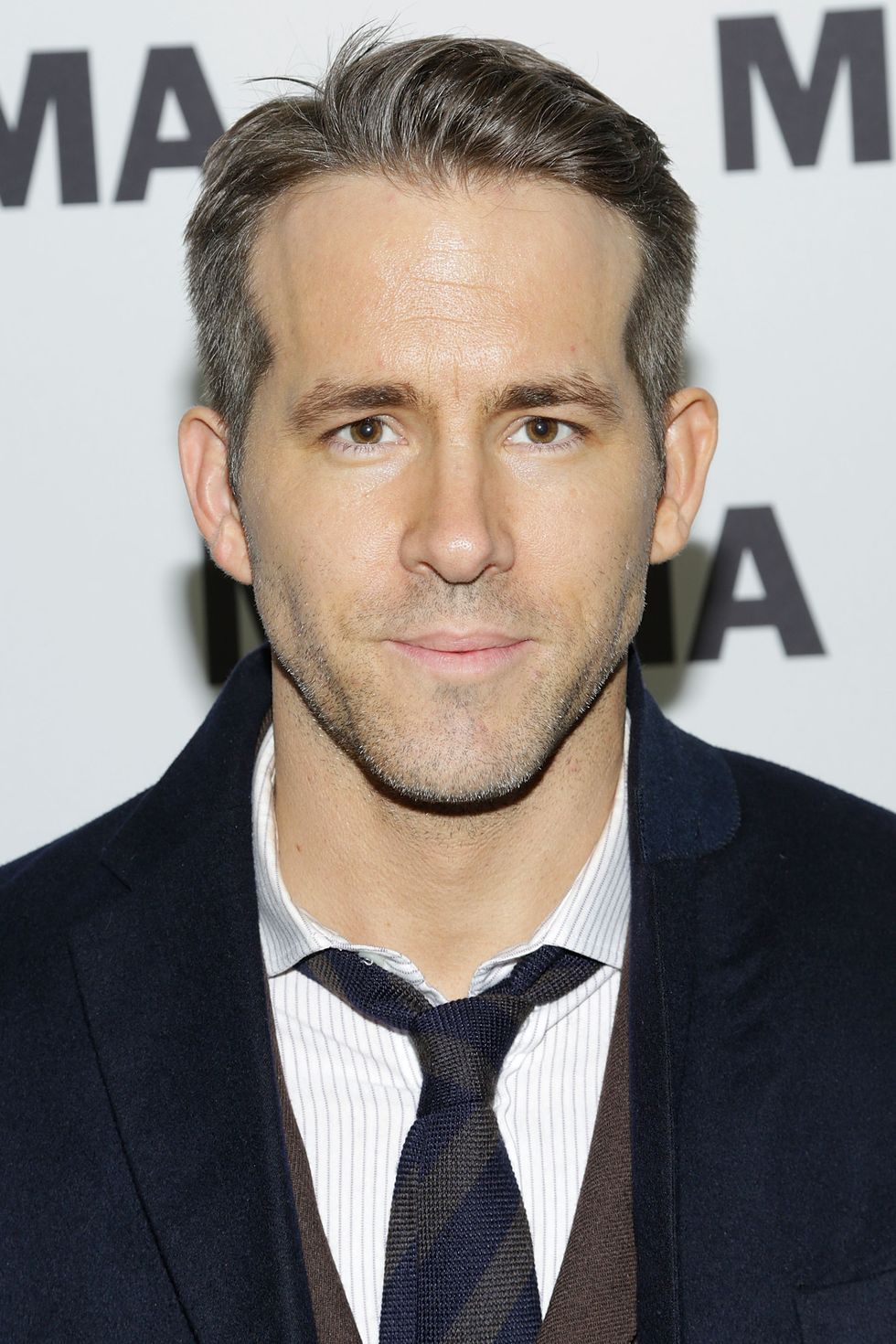 Ryan Reynolds ;17 Famosos a los que las canas les sientan de maravilla