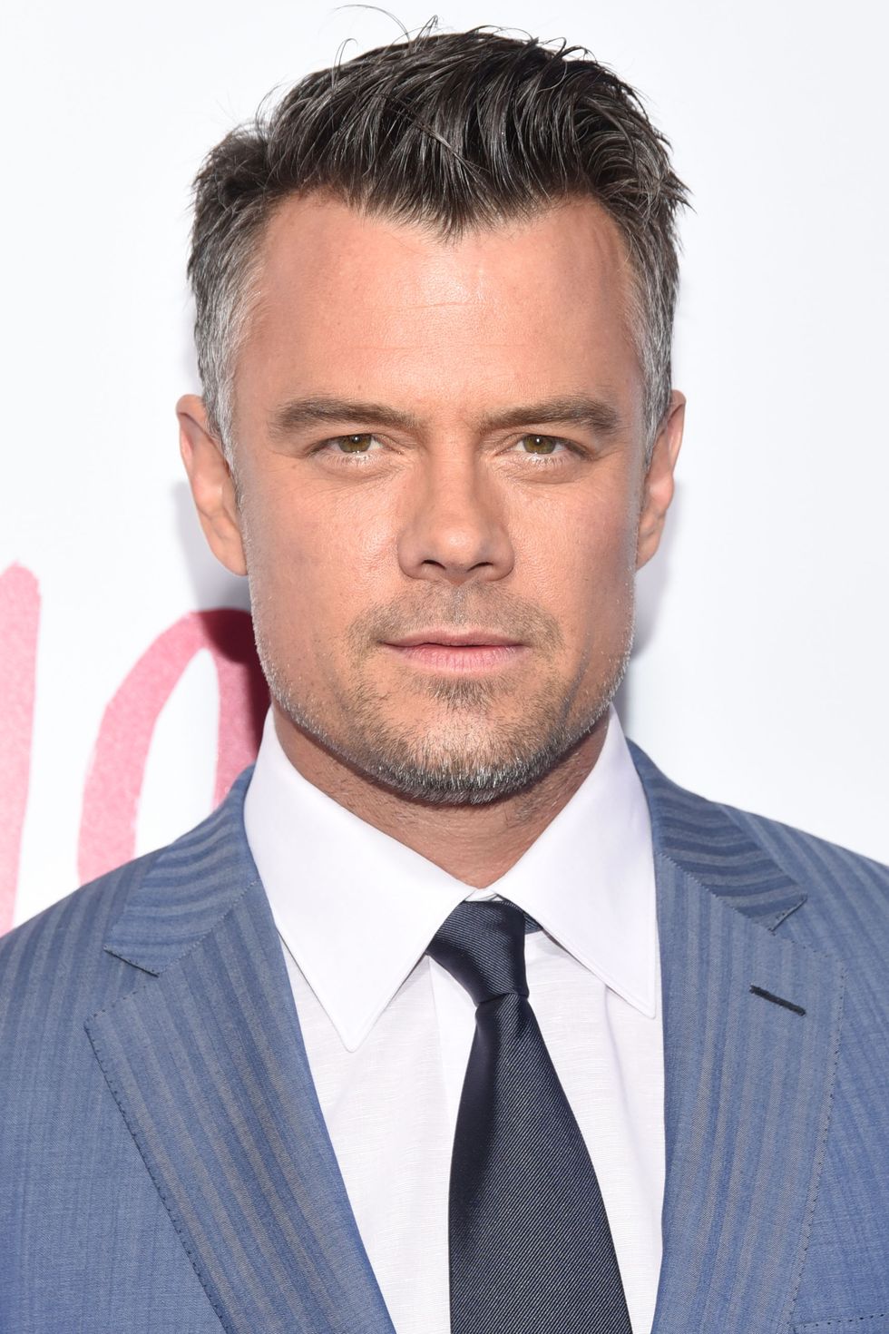 Josh Duhamel ;17 Famosos a los que las canas les sientan de maravilla